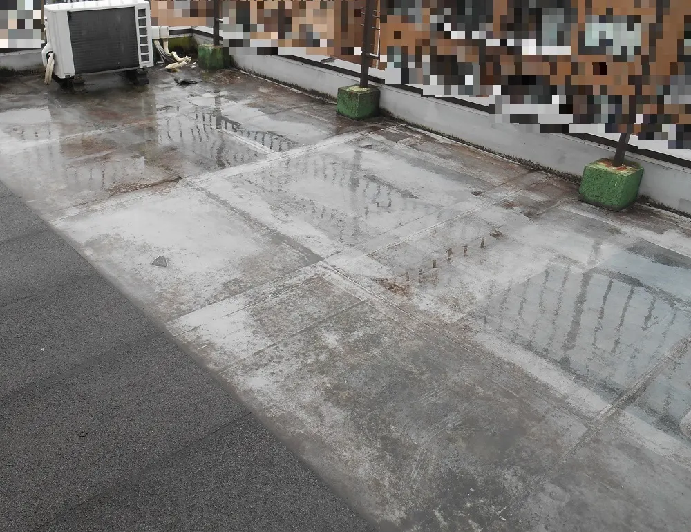 吹田市 Tビルの屋上シート防水工事・施工前の写真2