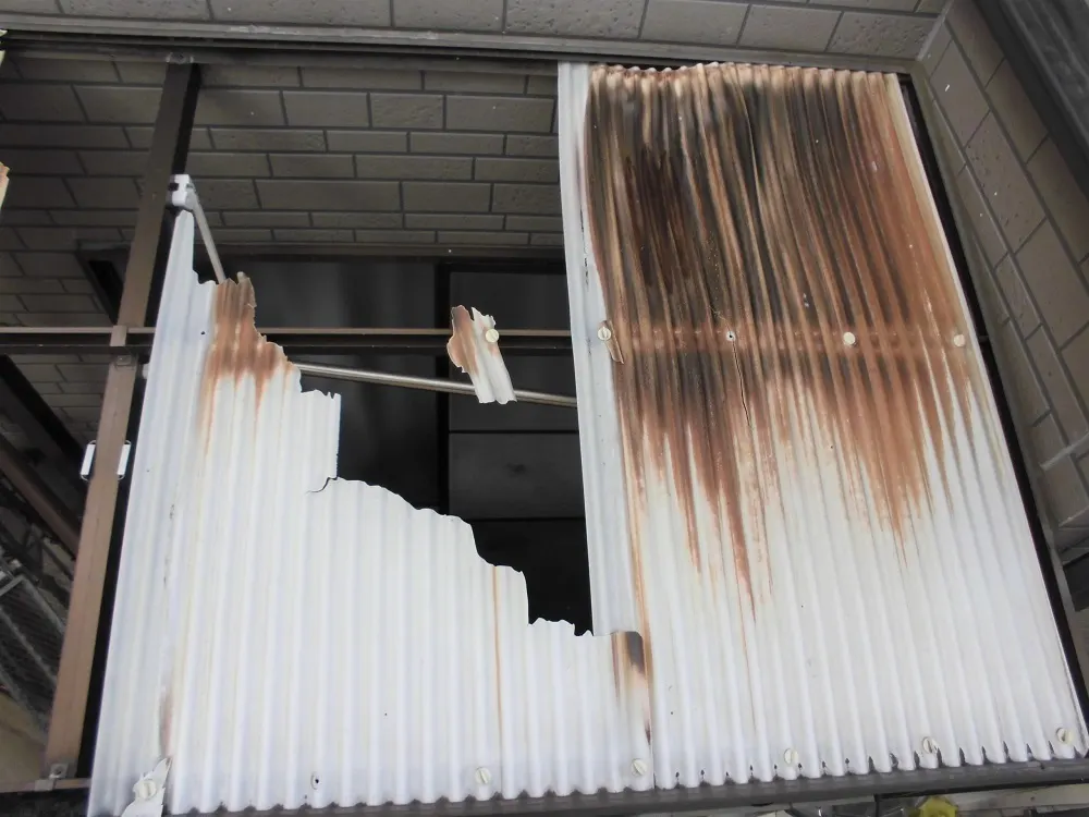 大阪市東淀川区 N様邸の波板交換工事・施工前の写真2