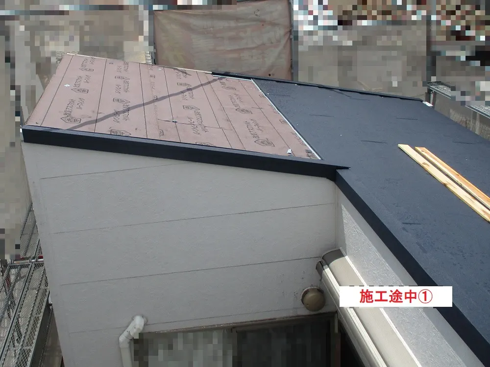 吹田市 Ｎ様邸の屋根重ね張り工事・施工中の写真