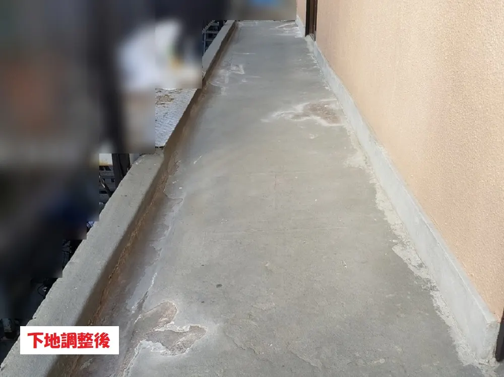 大阪市西成区 Ｔ様邸の共用廊下 補修・防水工事・施工中の写真