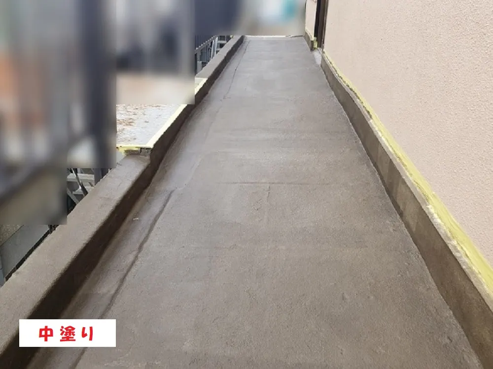大阪市西成区 Ｔ様邸の共用廊下 補修・防水工事・施工中の写真3
