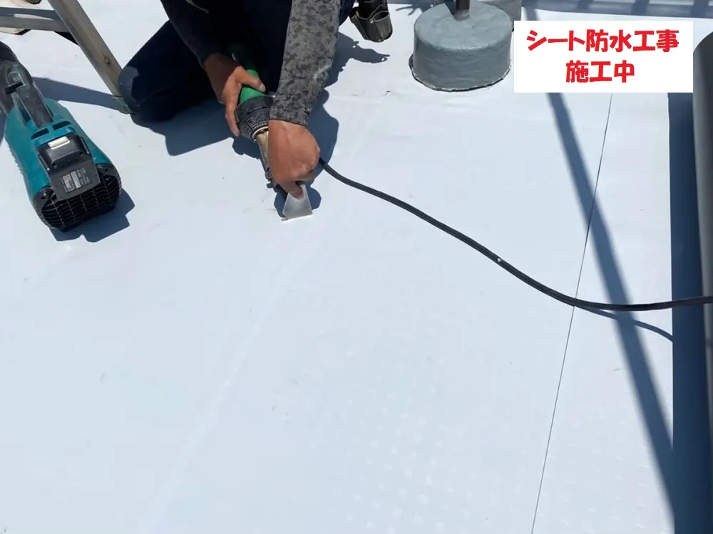 大阪市西成区 Ｔ店舗様の屋上シート防水工事・施工中の写真2